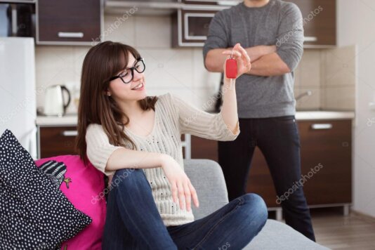 Família recebendo chaves de imóvel e carro representando cartas contempladas